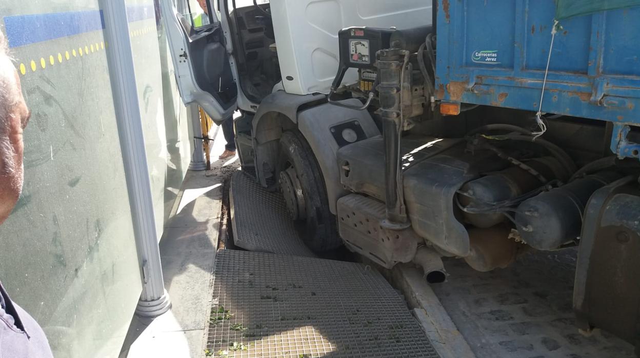 La rueda del camión quedó atrapada en el respiradero del parking.