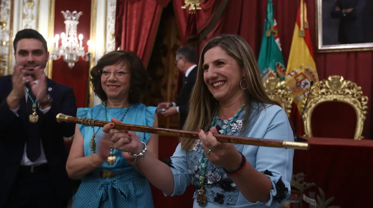 Irene García recibe el bastón de mando de la Diputación Provincial de Cádiz.