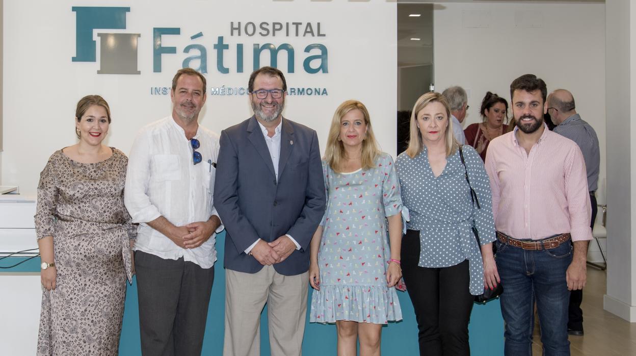 En la imagen, José Antonio Méndez Ferrer, gerente de hospital Fátima, el alcalde de Carmona y parte de su equipo de gobierno