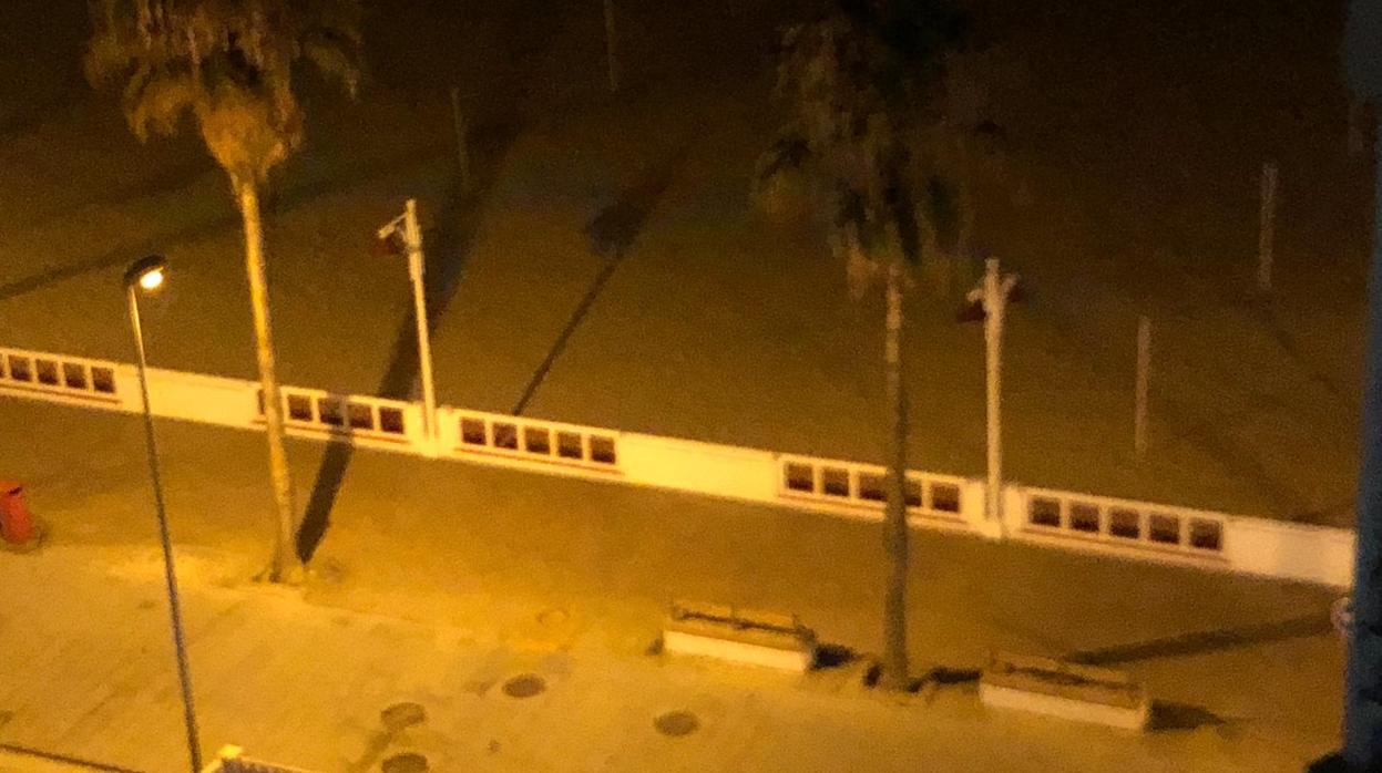 Imagen de la zona del paseo marítimo, apagado durante la noche.