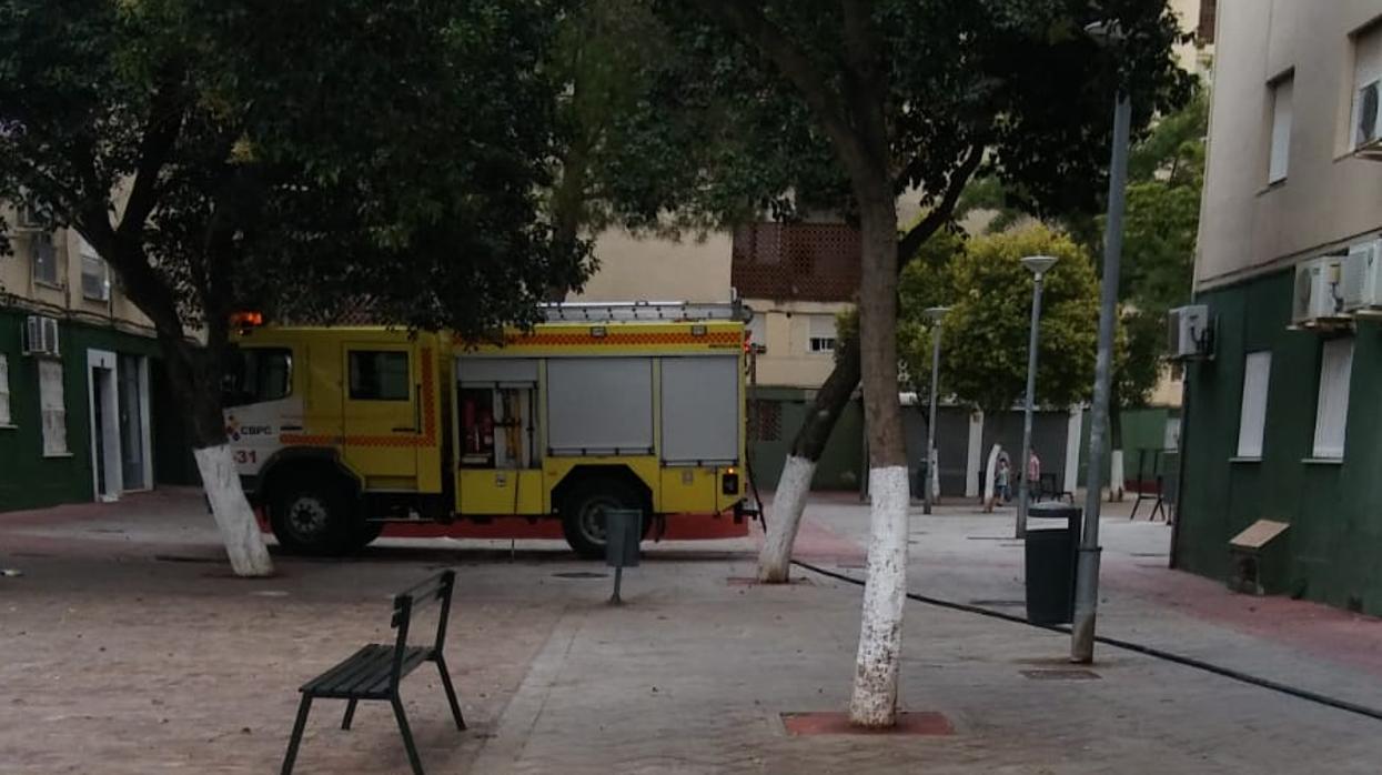 Camión de los bomberos en el lugar del incendio.