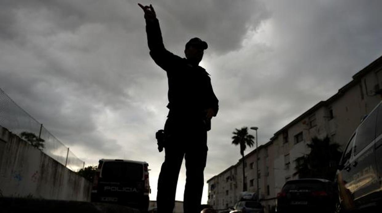 Uno de los agentes de la Guardia Civil en plena operación, en una imagen de archivo.