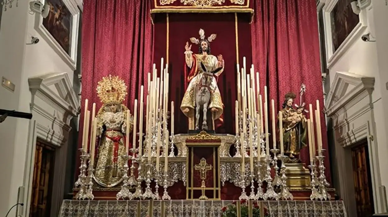 Jesús de la Paz preside el altar del templo junto con la Santísima Virgen del Amparoy el Bendito Patriarca San José