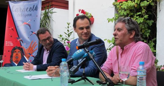 José Martínez, delegado municipal de Cultura; José Benito Barroso, alcalde de Lebrija; y Manuel de Paula, Caracol de Oro 2019