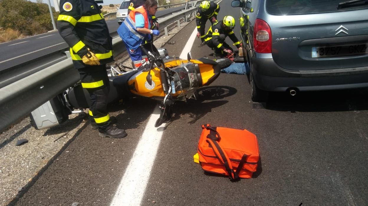 Los bomberos han tenido que intervenir tras el accidente.