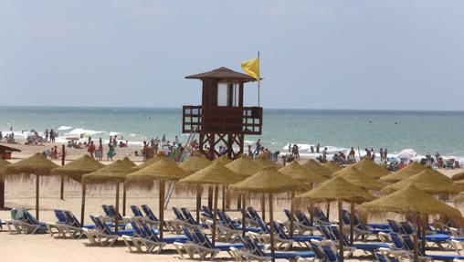 Bandera amarilla en la playa La Victoria de Cádiz capital.