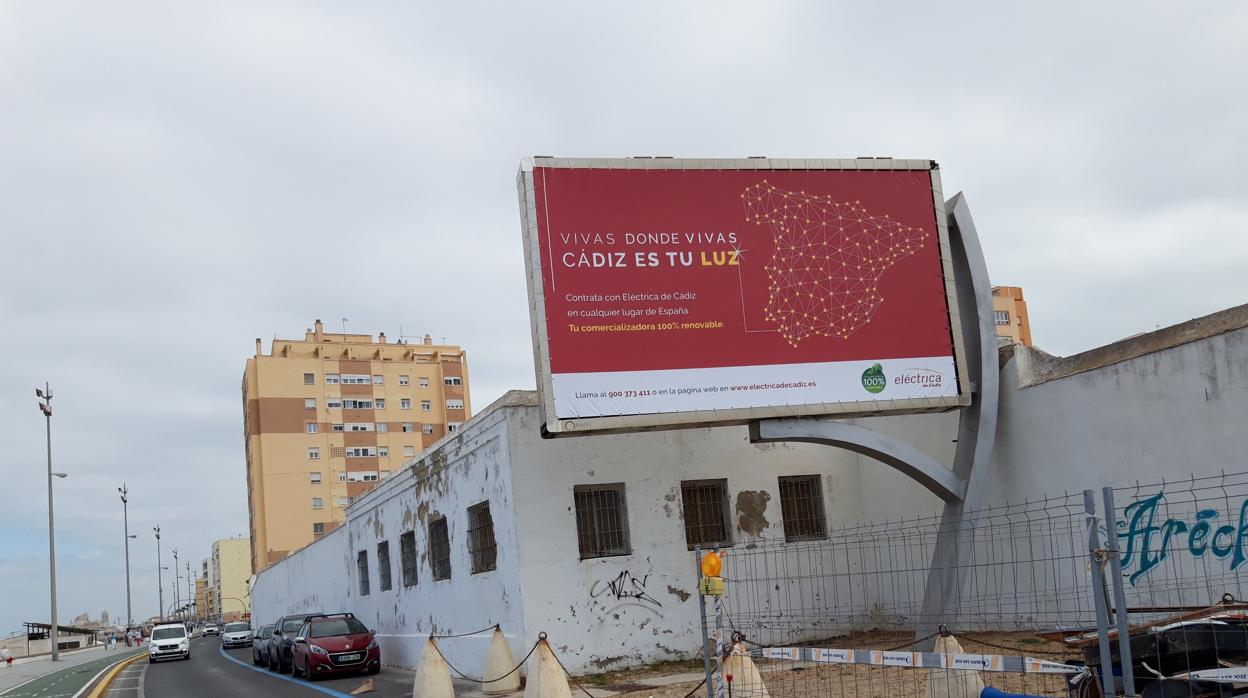 La pantalla del antiguo cementerio luce una publicidad estática de Eléctrica de Cádiz.