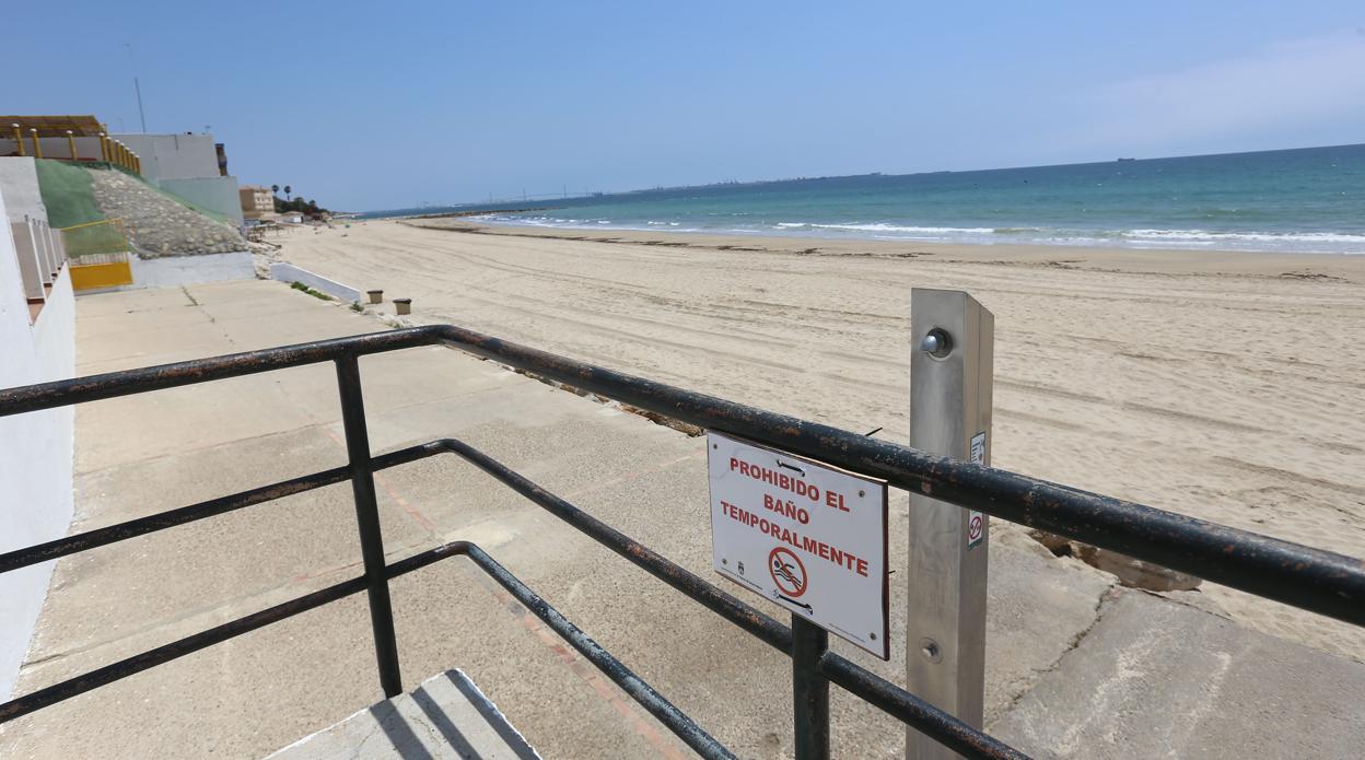 La playa de Fuentebravía, en El Puerto, está cerrada al baño.