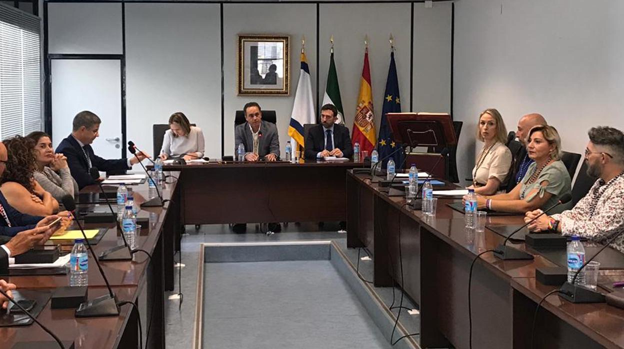 Susana Martín, la primera a la izquierda en la imagen durante el pleno de investidura del alcalde de Valencina de la Concepción