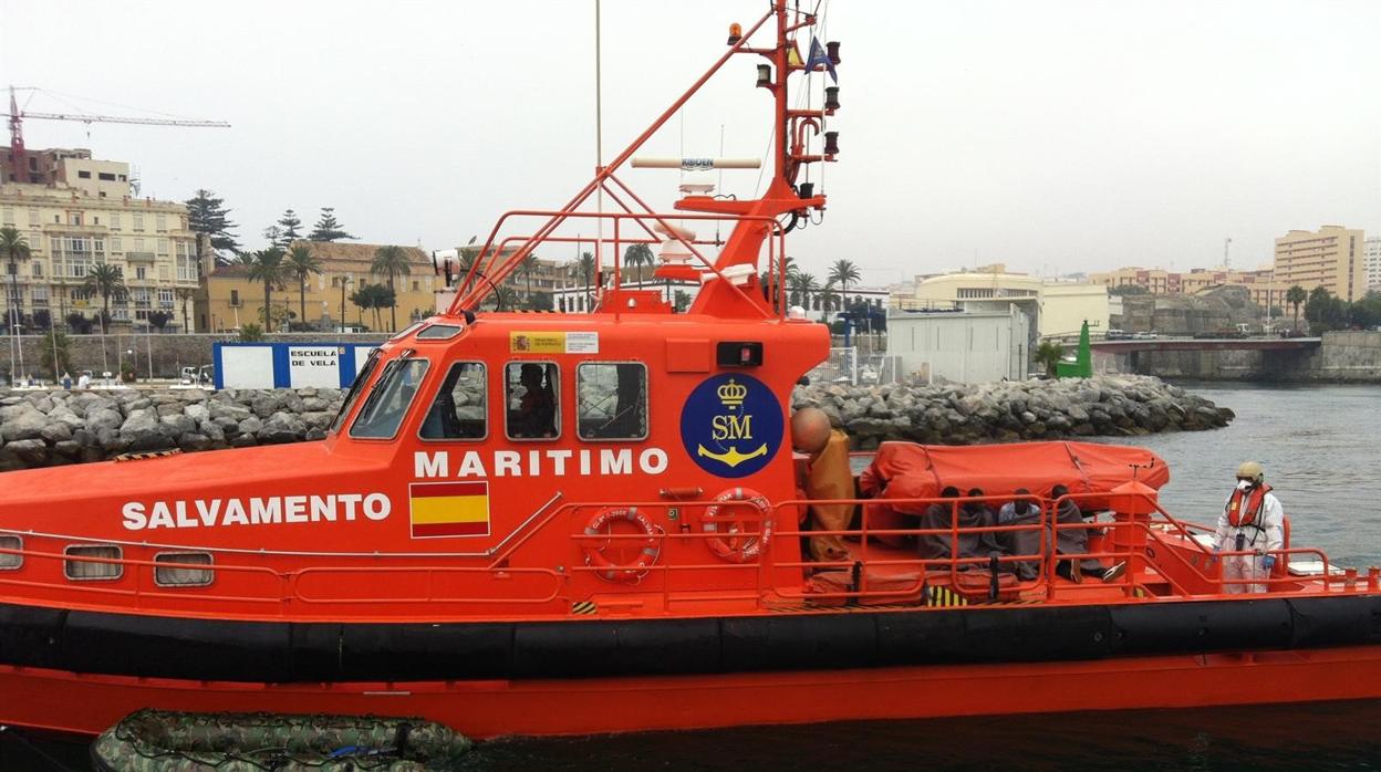 Rescatadas 46 personas de una patera que navegaba cerca de Barbate