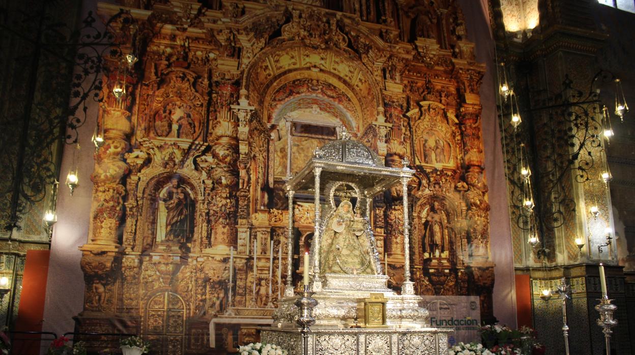 Una gran lona cubrirá el retablo del santuario de Consolación de Utrera durante los 13 meses de restauración