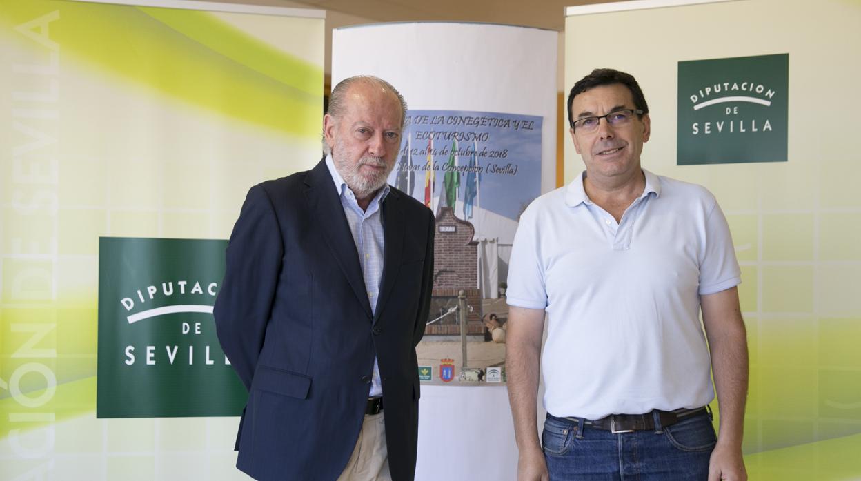 El alcalde de Las Navas de la Concepción, Andrés Barrera, junto al presidente de la Diputación, Fernando Rodríguez Villalobos