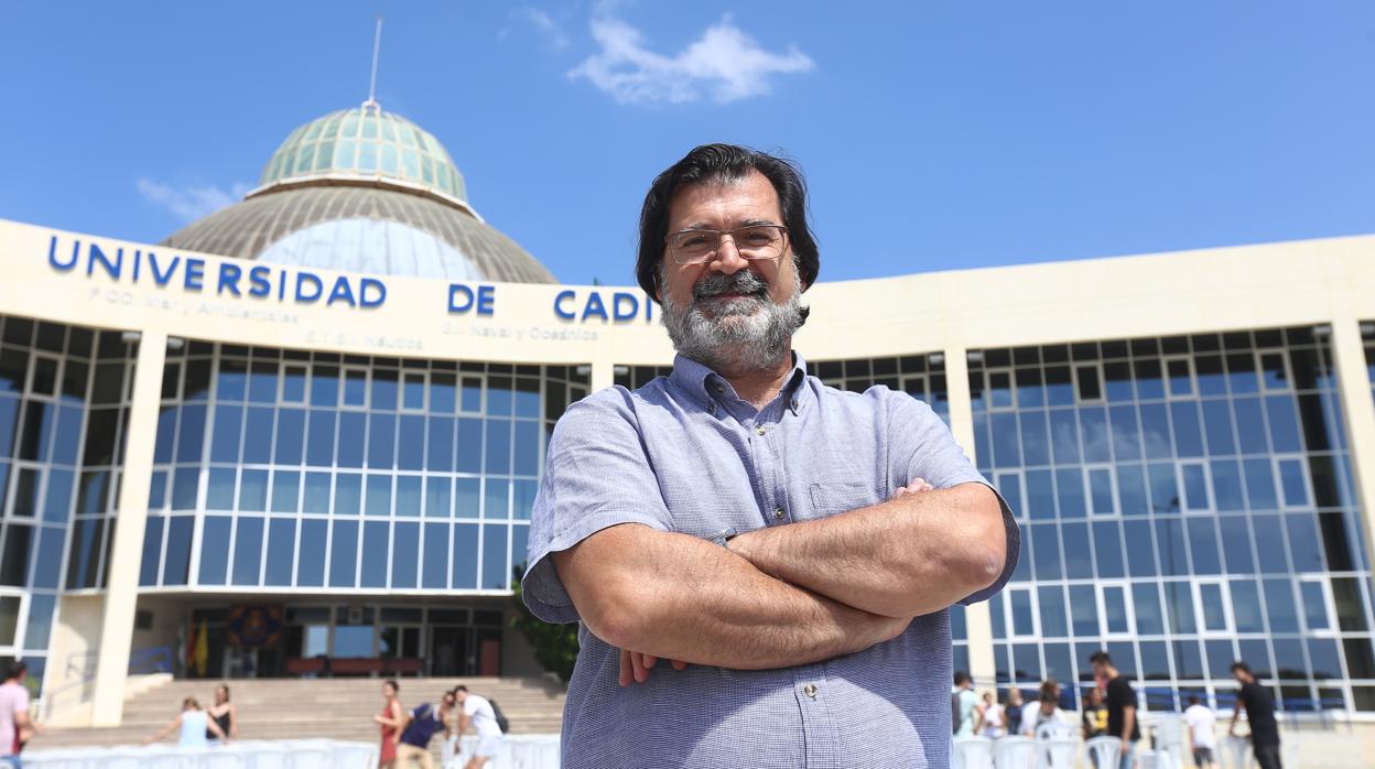 José Antonio Muñoz-Cueto, frente a la Facultad de Ciencias del Mar y Ambientales.