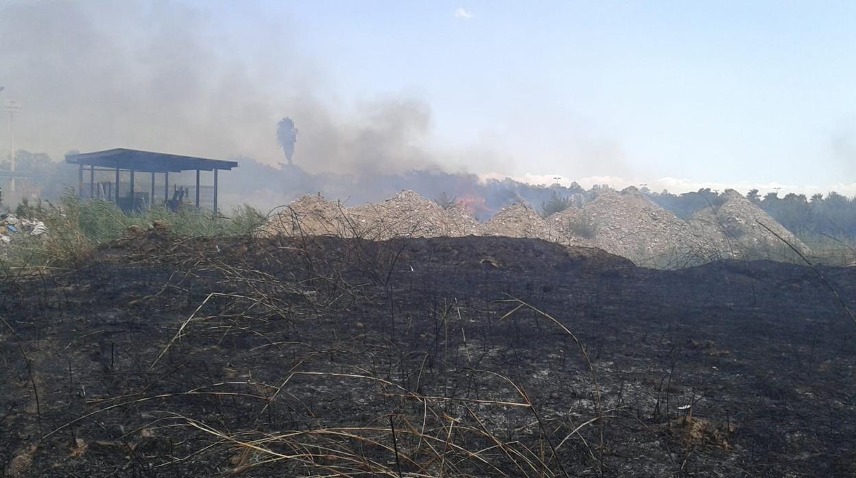 El incendio de San Juan se ha producido cerca de una gasolinera próxima a la autovía de Coria del Río