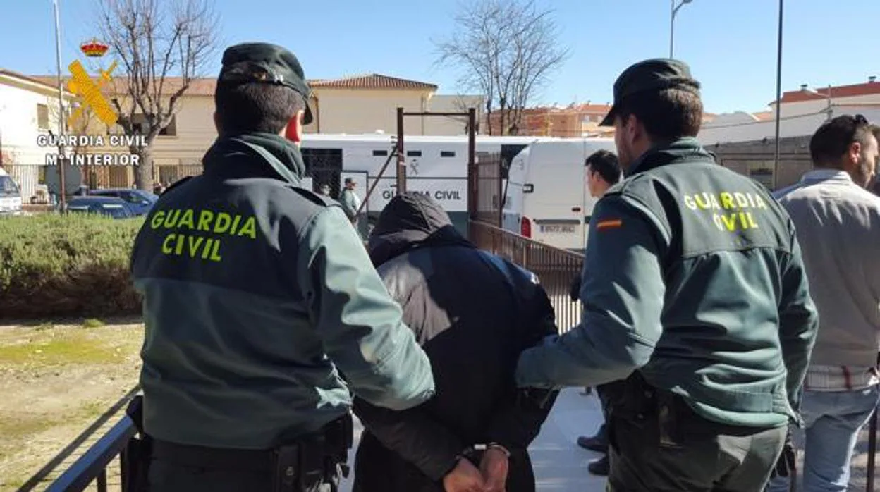 La Guardia Civil ha detenido a dos personas que acumulaban más de 50 delitos en Lebrija