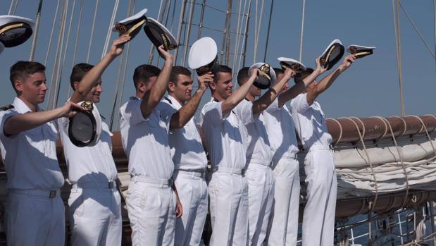 Elcano se despide del País Vasco entre aplausos y vivas a España