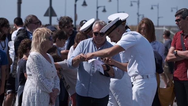 Miles de personas embarcan en Getxo en el Juan Sebastián de Elcano