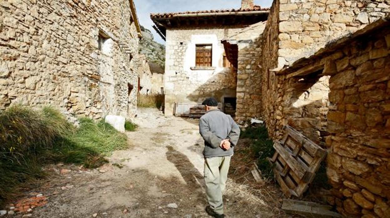 Una persona mayor pasea por un pueblo que sufre la despoblación rural