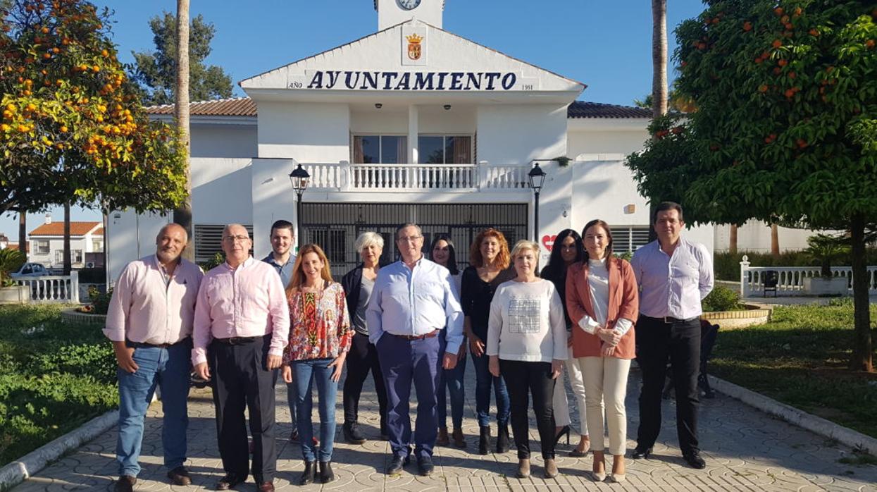 Teófila Gándara será expulsada del partido liderado por Domingo Salado (en el centro)