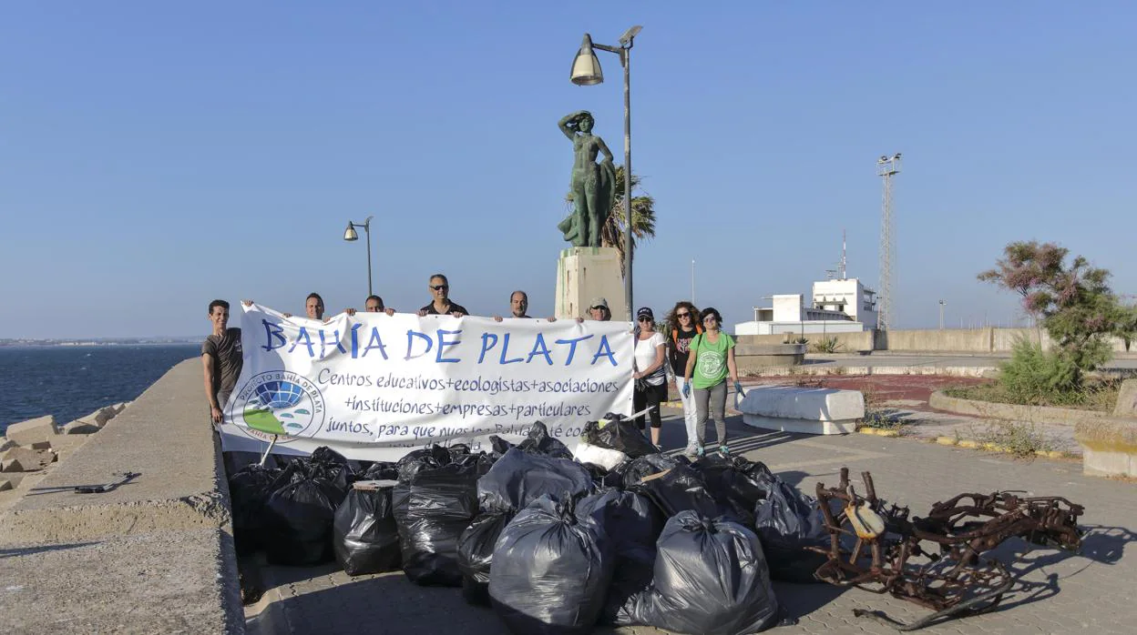 Miembros de Bahía de Plata recogieron más de 40 bolsas de basura.
