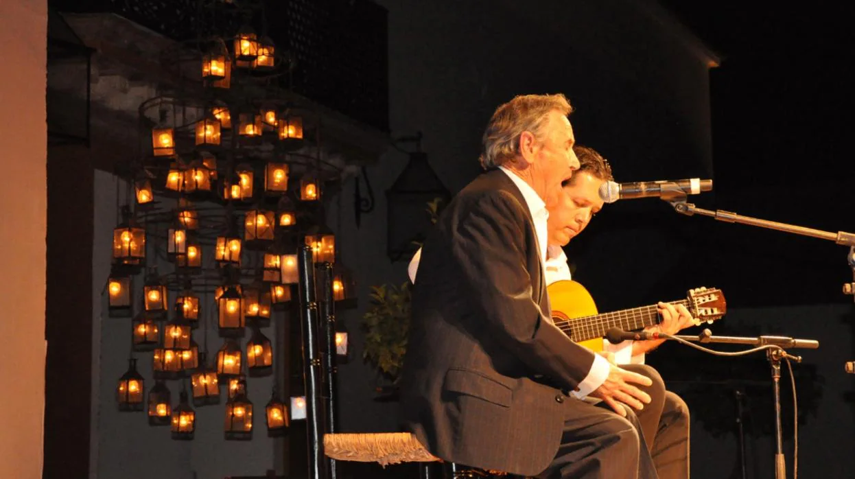Diego Clavel en una actuación pasada del Festival del Cante Jondo de La Puebla de Cazalla