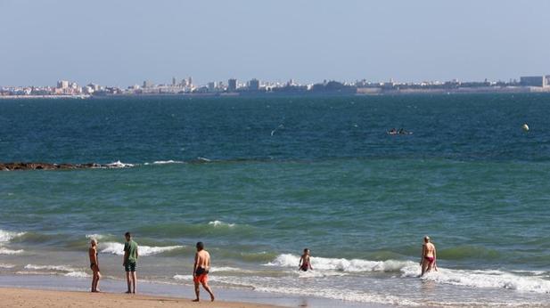 Las últimas analíticas dan una «mejora paulatina» de las aguas de la playa de Fuentebravía