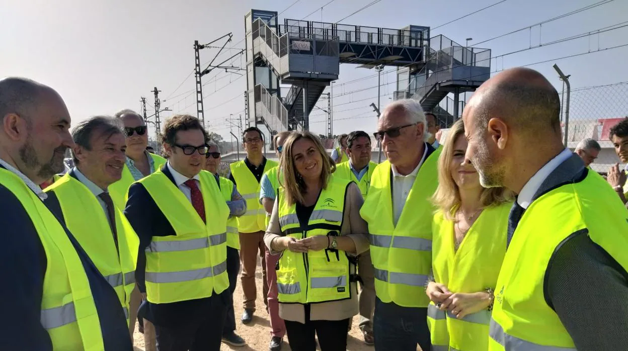 La consejero de Fomento Marifrán Carazo se ha reunido con responsables de Renfe y Adif para seguir la evolución de las obras del Tranvía Bahía de Cádiz.