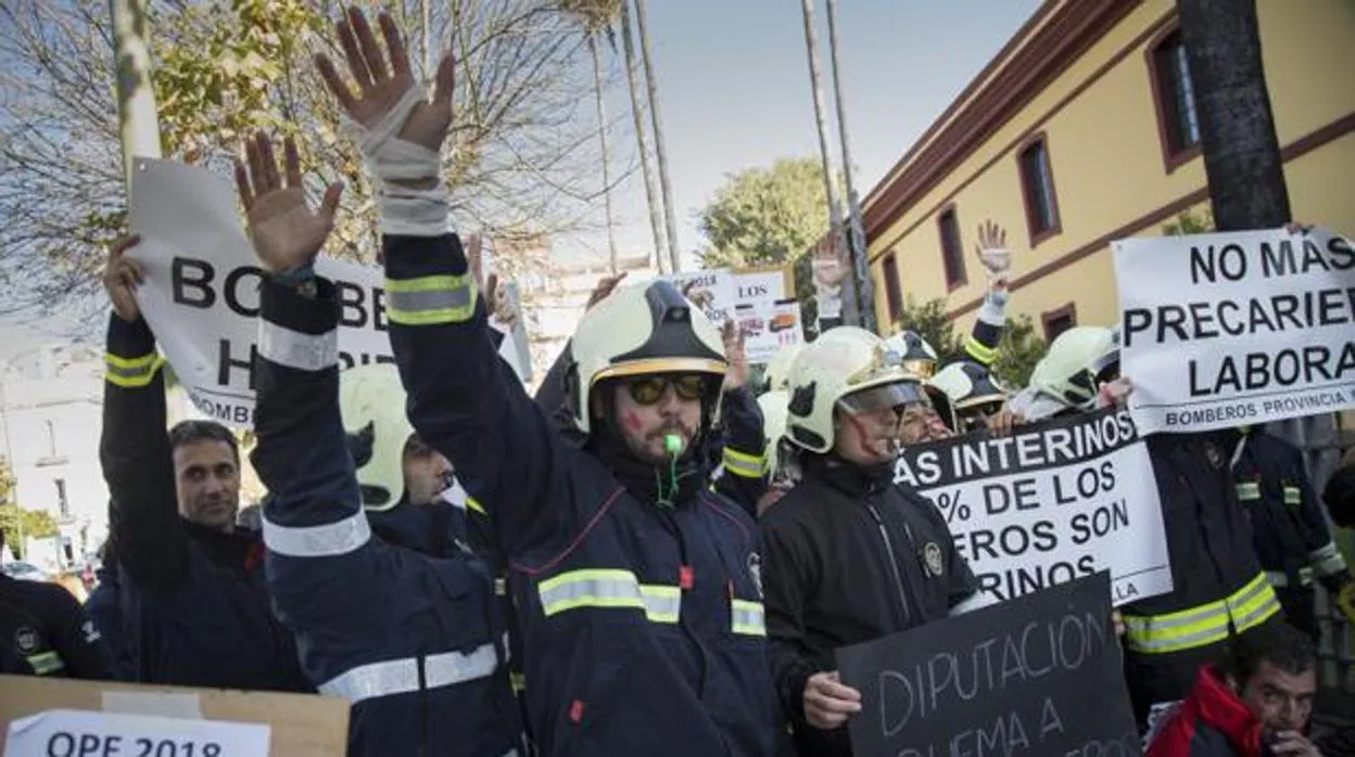 Una imagen de archivo de una protesta de los bomberos profesionales que dependen de la Diputación