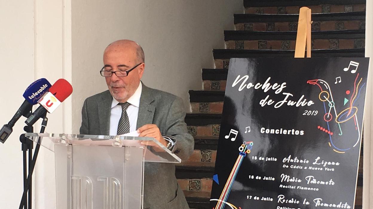 Pepe Montoro, el concejal de Cultura en el Ayuntamiento de Utrera presentando el ciclo cultural