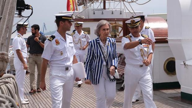 El Juan Sebastián de Elcano llega a Marín con la Reina Sofía a bordo