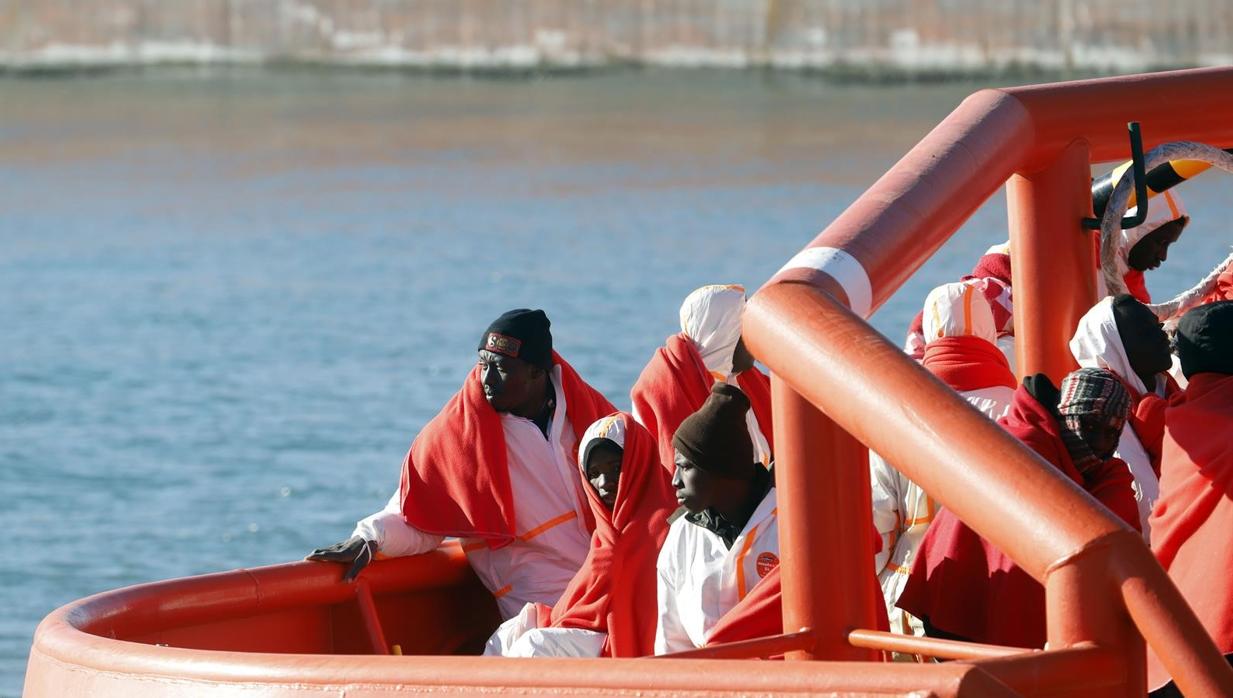 Rescatan a 145 personas, entre ellas cuatro niños, de dos pateras en el Estrecho