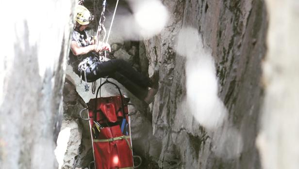 El Grupo de Rescate en Montaña de Bomberos de Cádiz en acción, 20 años desafiando lo imposible