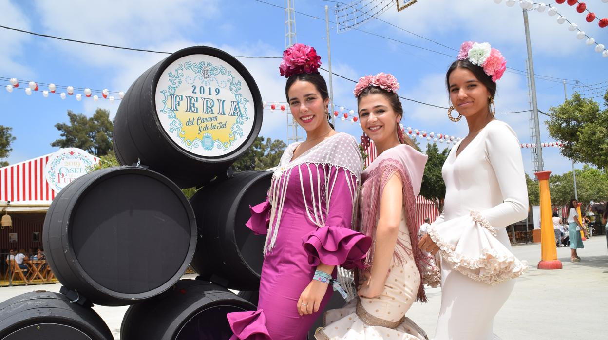 Los trajes de gitana lucen en el ferial.