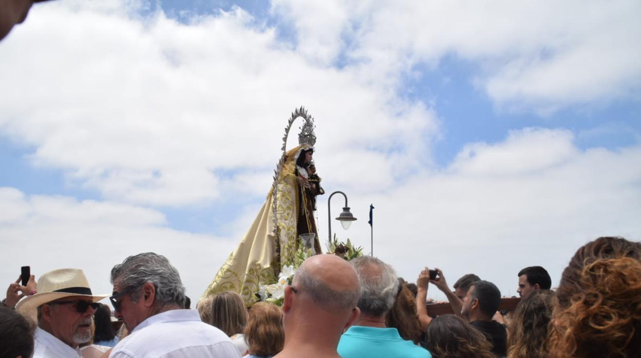 La virgen del Carmen de Gallineras recorre el caño de Sancti Petri hasta la Feria