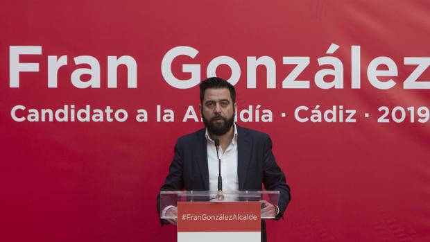 Fran González vuelve a escena con el «apoyo» de (casi todos) sus compañeros en Cádiz