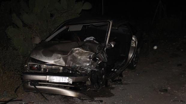 Un herido grave en un accidente de tráfico tras chocar frontalmente dos vehículos en la Carretera del Monte en Los Palacios y Villafranca