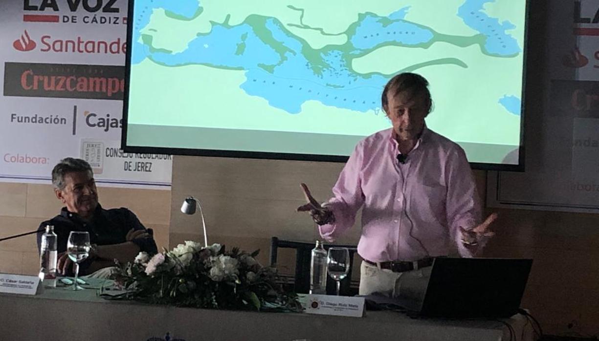 Ruiz Mata desgrana la historia de Doña Blanca en el aula de cultura de Vistahermosa