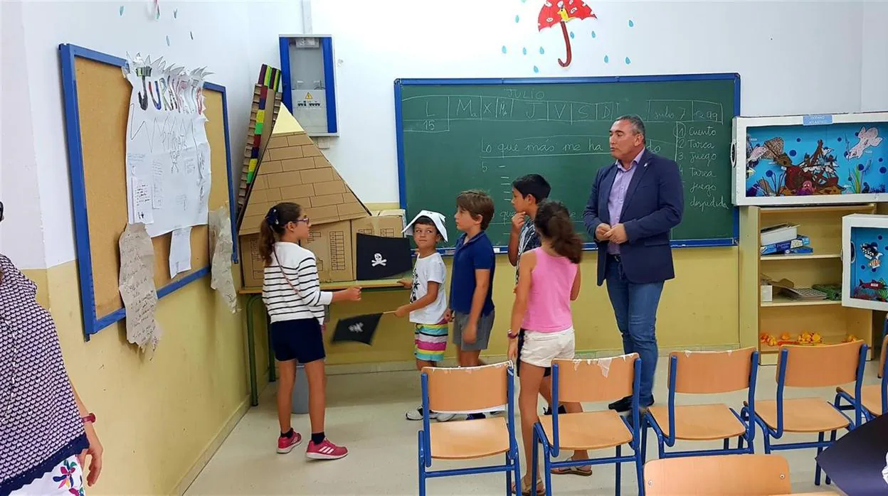 La Junta visita el programa de refuerzo educativo y deportivo del CEIP Carlos III de Cádiz