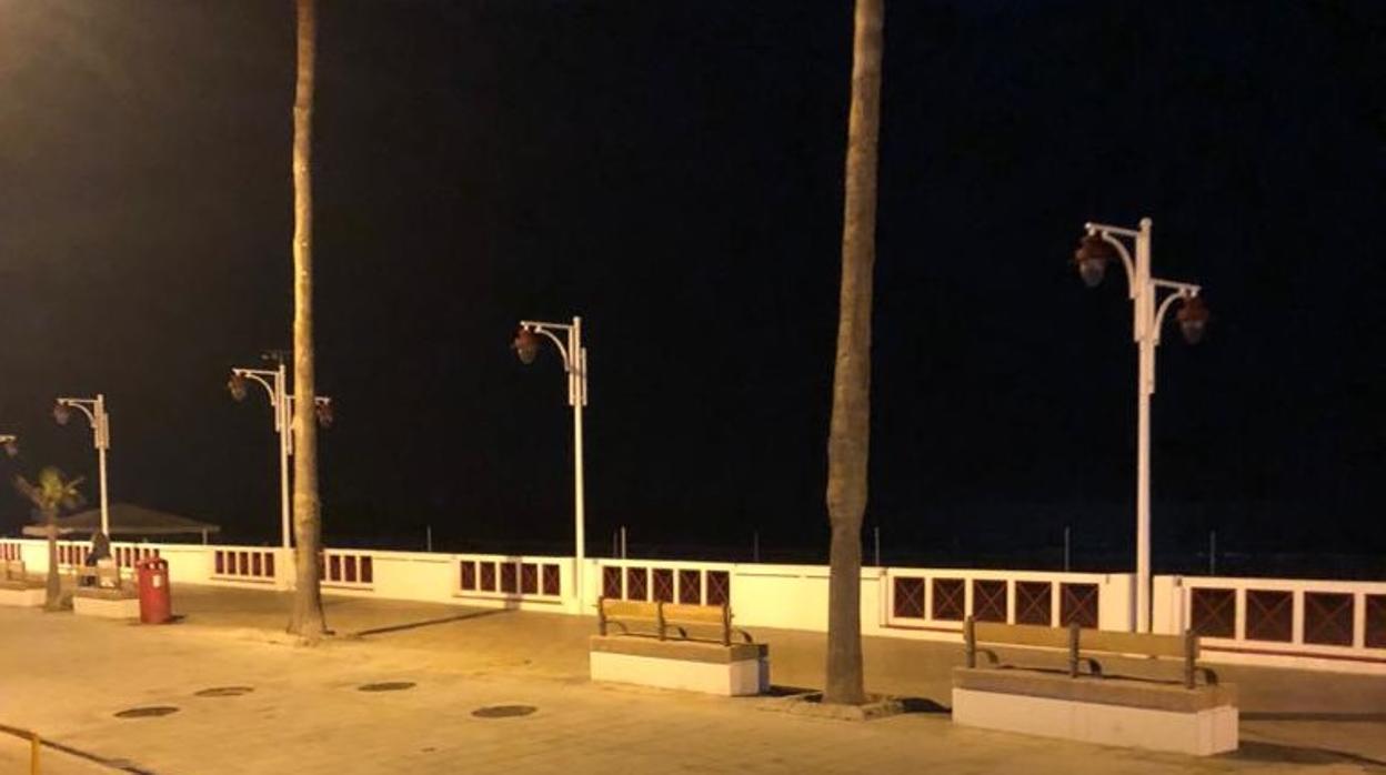 Uno de los tramos del Paseo Marítimo a oscuras