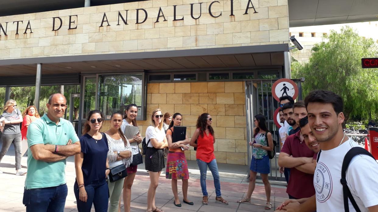 Parte de los profesores se han acercado a la Consejería para pedir explicaciones.