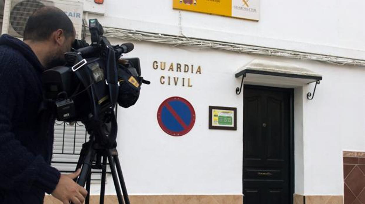 Entrada del cuartel de la Guardia Civil de Isla Mayor donde estaba destinado el sargento Cáceres