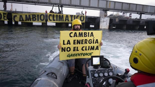 Una veintena de activistas protestan contra la central térmica de carbón en Los Barrios