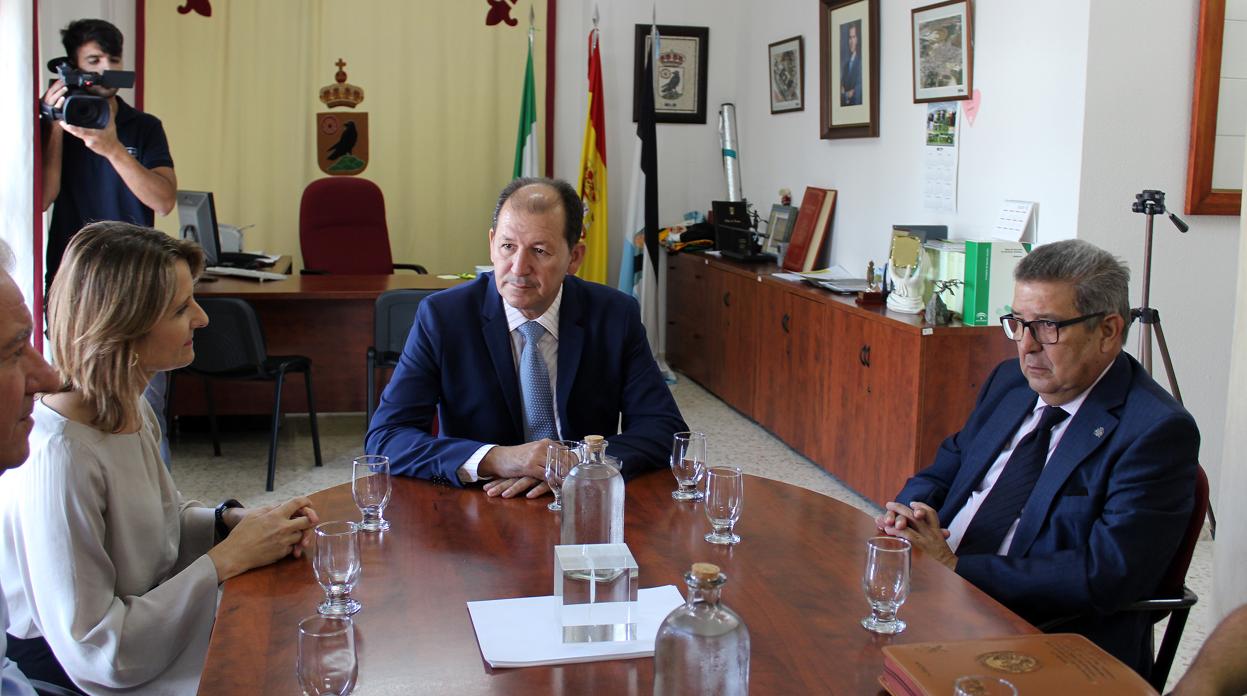 Ana Luz Jiménez, Francisco José Martínez y Carlos Toscano, en la Alcaldía de El Cuervo de Sevilla