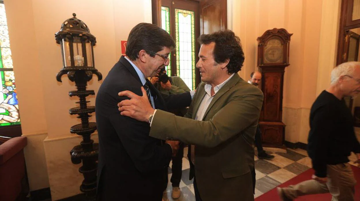 El vicepresidente de la Junta de Andalucía, Juan Marín, en su encuentro con Kichi, alcalde de Cádiz, el pasado mes de abril.