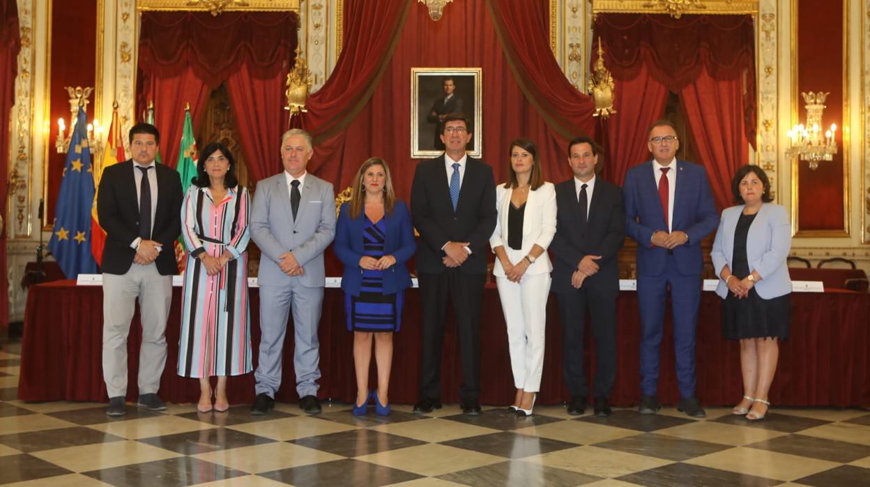 Juan Marín, vicepresidente andaluz, junto a los representantes de las diputaciones provinciales.