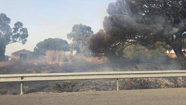 Graves retenciones en la autovía A-4 por un incendio cerca del hospital de Puerto Real