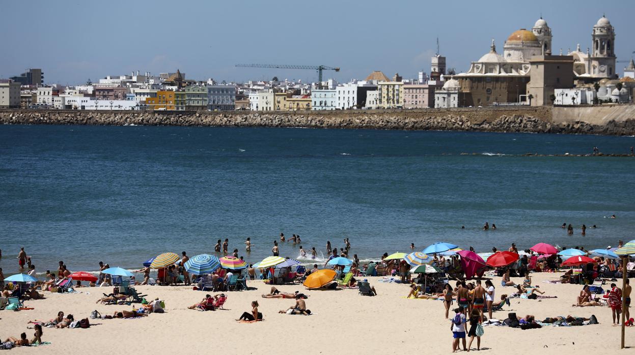 Bañistas disfrutando de la playa en Cádiz