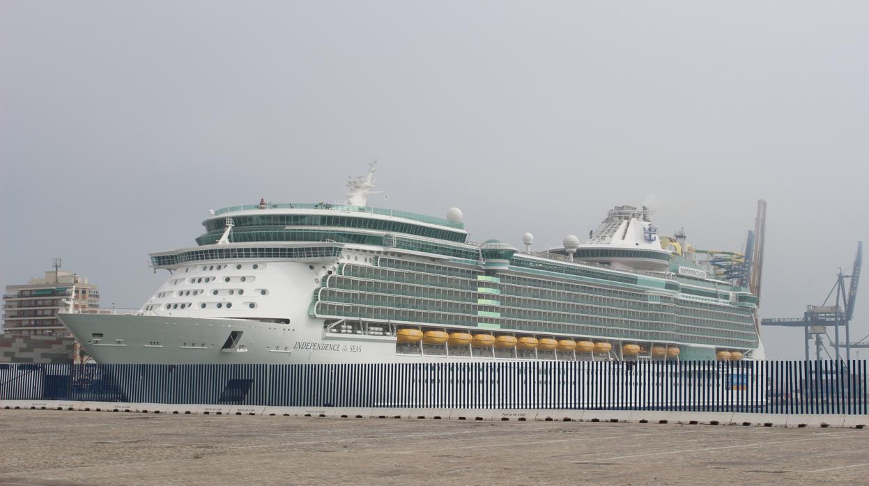 El crucero 'Independence of the seas' atracado en el muelle de Cádiz.