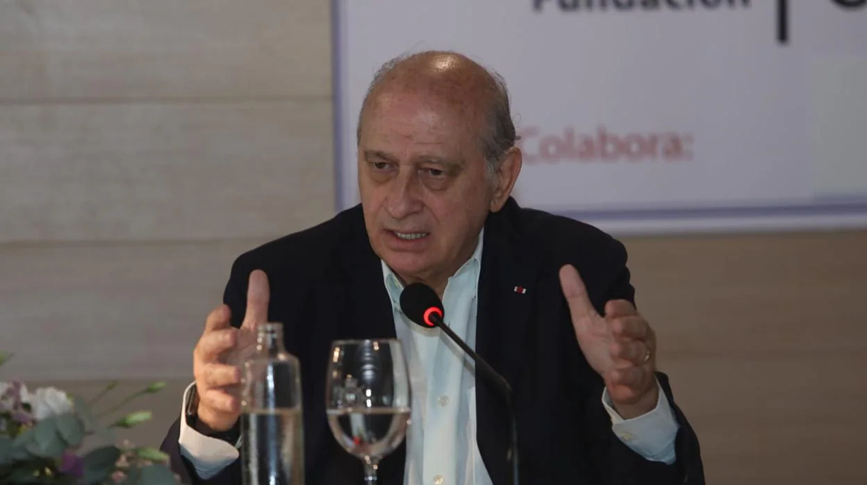 Jorge Fernández Díaz durante la conferencia que ofreció en el Club de Playa El Buzo de Vistahermosa.