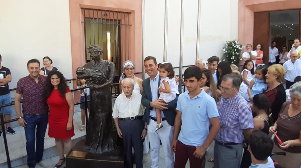 El alcalde José Leocadio Ortega (PP) junto al abuelo de más edad de Pilas durante la inauguración del monumento